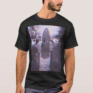 Camiseta Figura negra en el cementerio