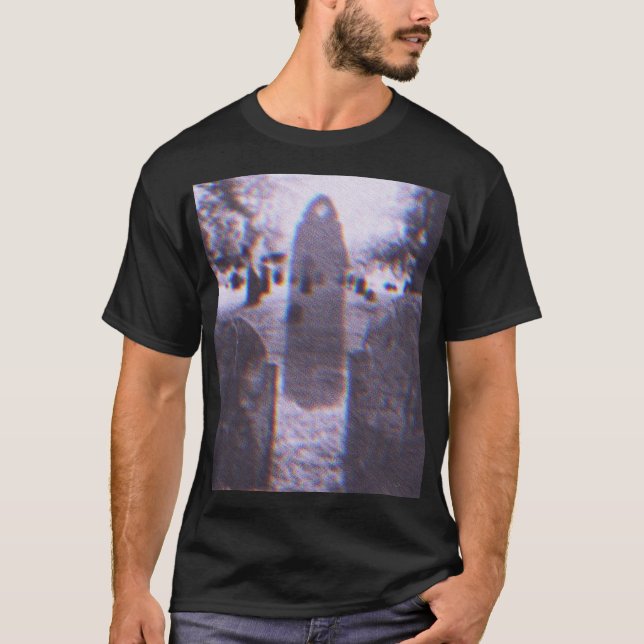 Camiseta Figura negra en el cementerio (Anverso)