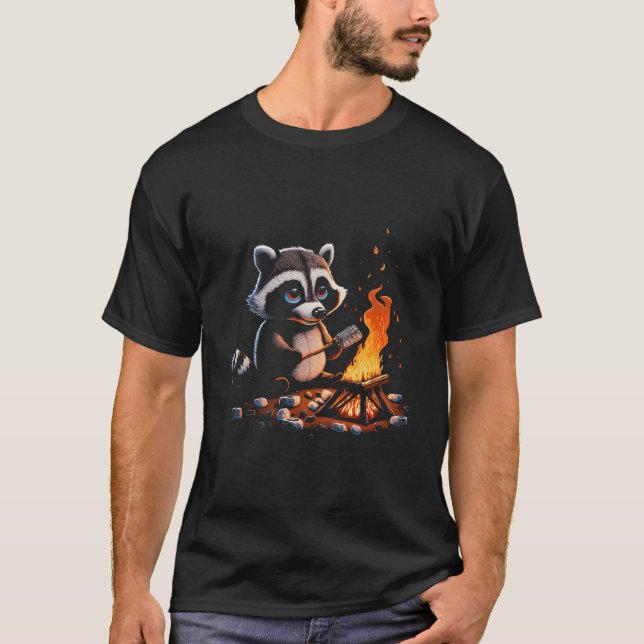 Camiseta Fireside Whimsy Raccoon Toasting A Marshmallow (Anverso)