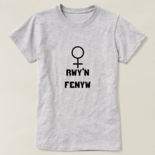 Camiseta Firma de mujer con texto Rwy'n fenyw