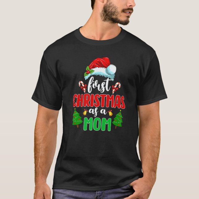 Camiseta First Christmas As A Mom New Parents Santa Pregnan (Anverso)