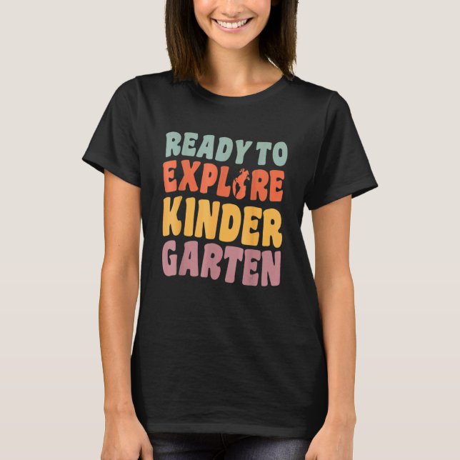 Camiseta First Day Of Kindergarten Ready to Explore Kinderg (Anverso)
