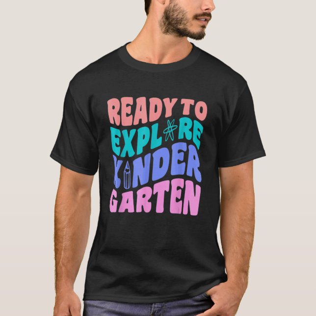 Camiseta First Day Of Kindergarten Ready to Explore Kinderg (Anverso)