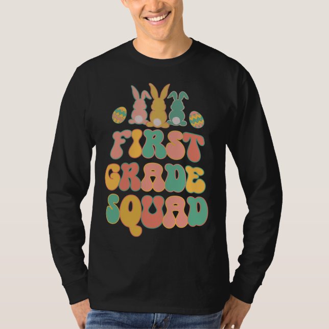 Camiseta First Grad Squad Teacher  Retro Groovy Easter Bunn (Anverso)