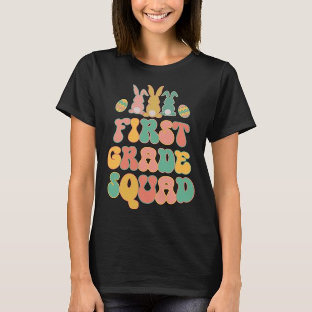 Camiseta First Grad Squad Teacher  Retro Groovy Easter Bunn (Anverso)