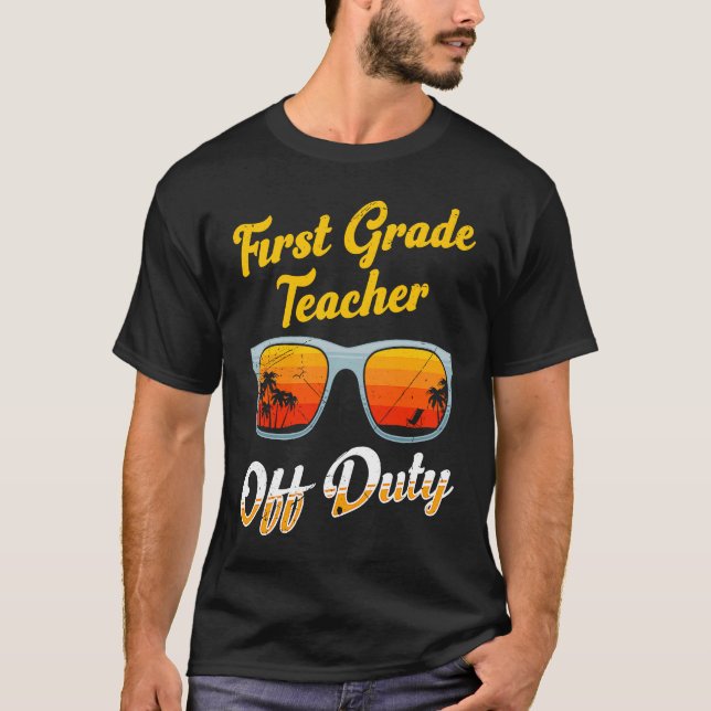 Camiseta First grade class teacher off duty holiday teacher (Anverso)