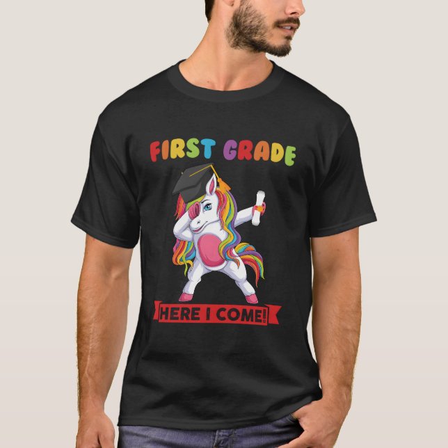 Camiseta First Grade Here I Come First Grade Graduation (Anverso)