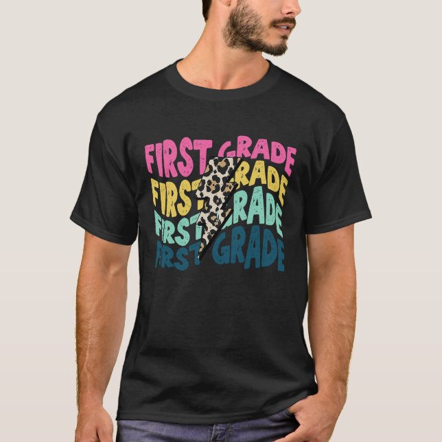Camiseta First Grade Leopard Lightning Bolt Teacher Back To (Anverso)