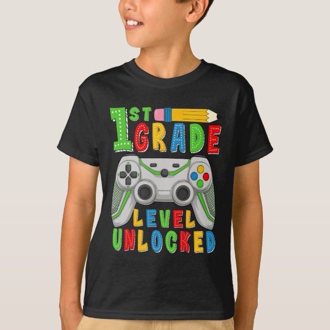 Camiseta First Grade Level Unlocked Ck To School Gamer Boys (Anverso)