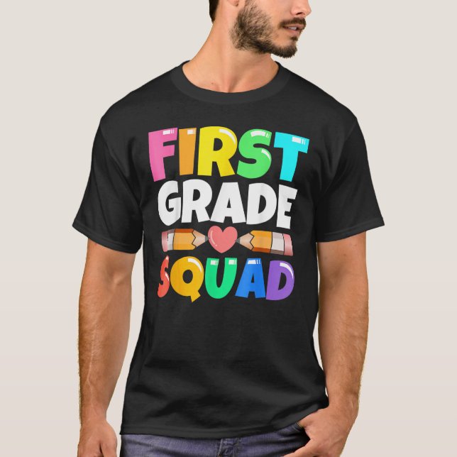 Camiseta First Grade Squad  Back To School 1st Graders Teac (Anverso)