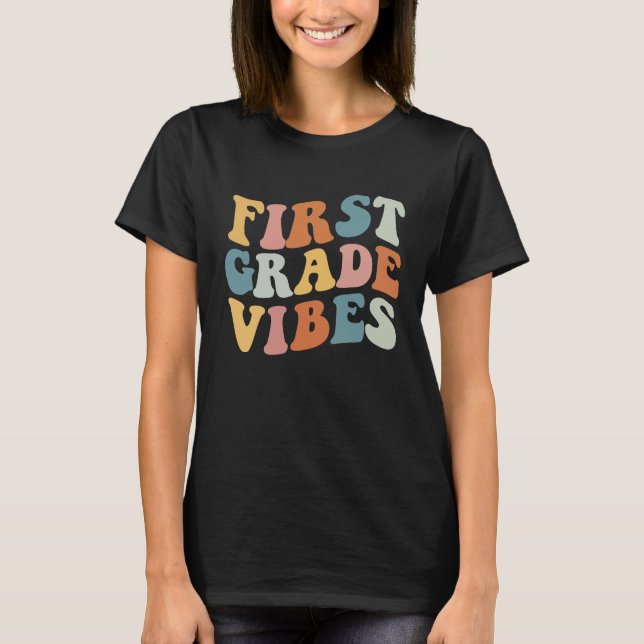 Camiseta First Grade Vibes  1st Grade Team Retro 1st Day of (Anverso)
