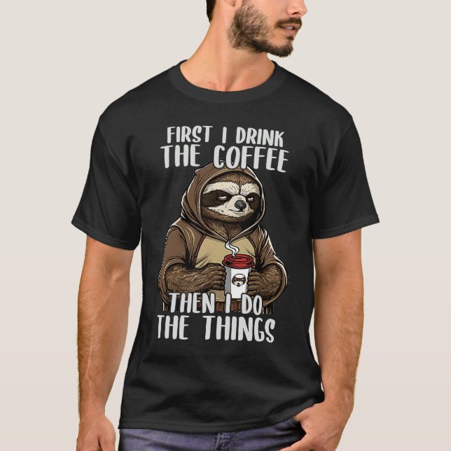 Camiseta First I Do The Coffee Coffee & Sarcastic Sloth Gru (Anverso)