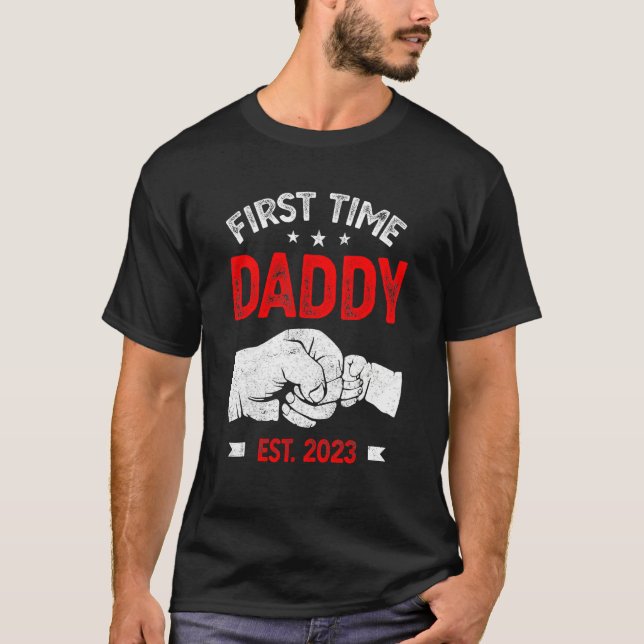 Camiseta First Time Dad 2023 Father s Day Promoted Daddy Me (Anverso)