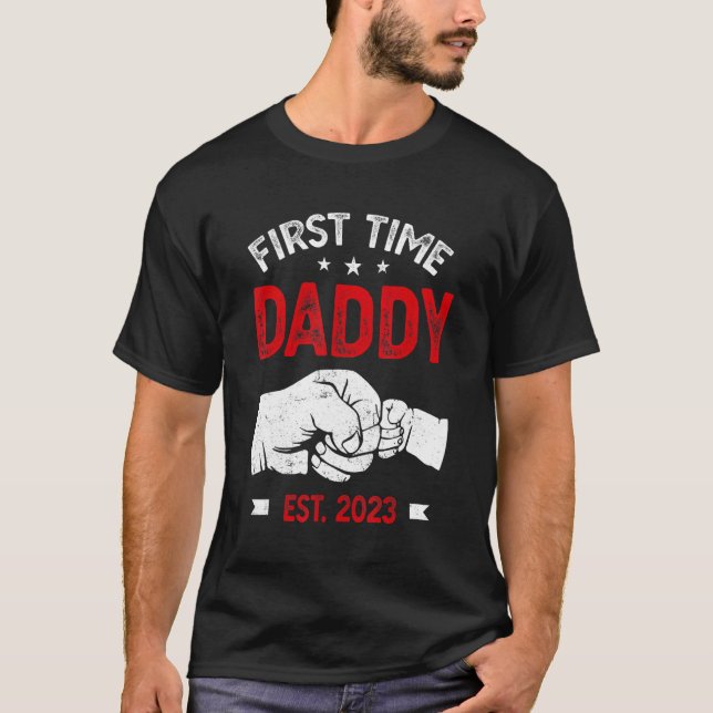 Camiseta First Time Dad 2023 Father s Day Promoted Daddy Me (Anverso)