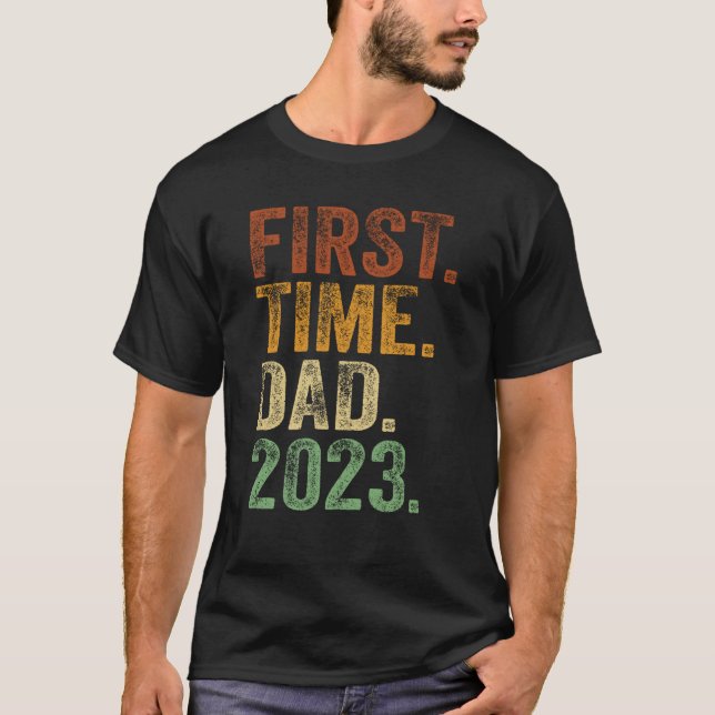 Camiseta First Time Dad 2023 Shirt Dad To Be Father To Be D (Anverso)
