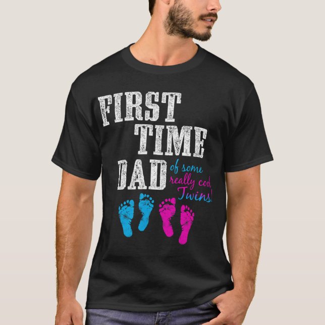 Camiseta First Time Dad, Daddy Of Bg Twins, Father's Day Gi (Anverso)