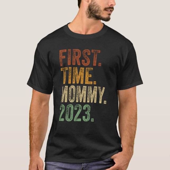 Camiseta First Time Mommy 2023 Shirt Pregnant Mom Mother To (Anverso)