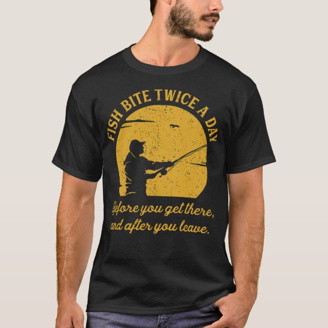 Camiseta Fishing Dad Joke Fish bite twice a day big rock fi (Anverso)
