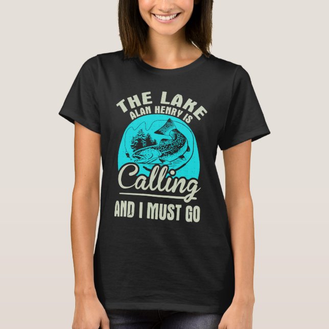 Camiseta Fishing The Lake Alan Henry Is Calling And I Must  (Anverso)
