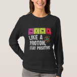 Camiseta Físico Químico Profesora Estudiante Proton Scienc<br><div class="desc">Gracioso Nerdy Science Sorpresa para un estudiante,  químico,  físico,  profesor,  científico o farmacéutico. Regalo ideal para todos los Nerds Científicos a los que les gusta experimentar o hacer un experimento en el laboratorio o laboratorio.</div>