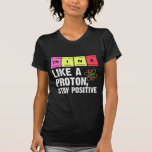 Camiseta Físico Químico Profesora Estudiante Proton Scienc<br><div class="desc">Gracioso Nerdy Science Sorpresa para un estudiante,  químico,  físico,  profesor,  científico o farmacéutico. Regalo ideal para todos los Nerds Científicos a los que les gusta experimentar o hacer un experimento en el laboratorio o laboratorio.</div>