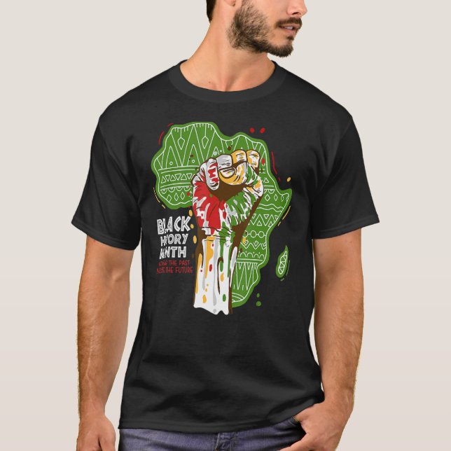 Camiseta Fist Hand Black History Honoring The Past African  (Anverso)