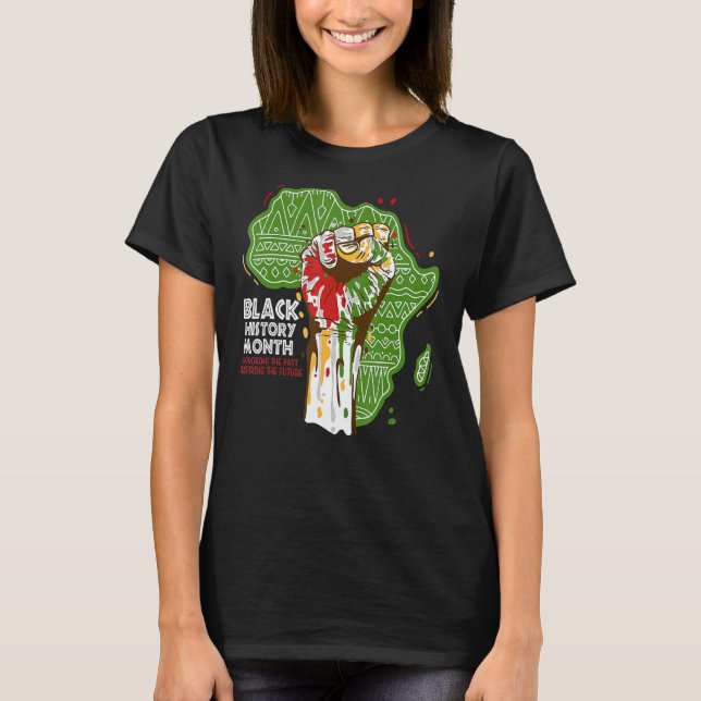Camiseta Fist Hand Black History Honoring The Past African  (Anverso)