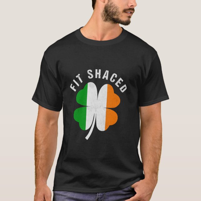 Camiseta Fit Shaced Funny Irlandés Bebiendo ST PATRICKS DAY (Anverso)