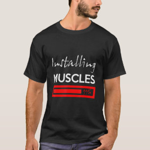 Camiseta Fitness Instalando Músculos Por Favor Esperar Entr