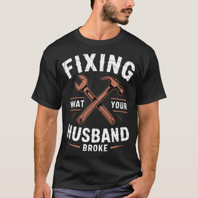 Camiseta Fixing What Your Husband Broke Handyman (Anverso)