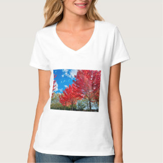 Camiseta Flagrantes hojas de árboles rojos en otoño