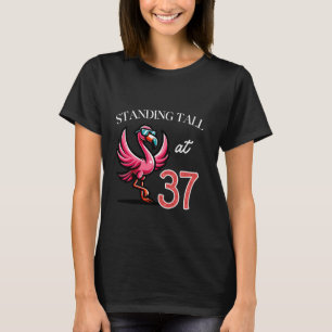 Camiseta Flam rosa de 37 años de edad en pie