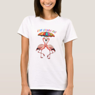 Camiseta Flamencos LGBTQ de pie bajo el arcoiris