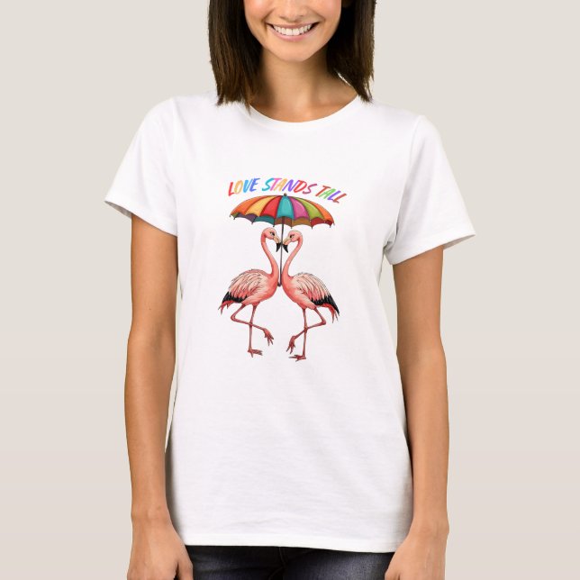 Camiseta Flamencos LGBTQ de pie bajo el arcoiris (Anverso)
