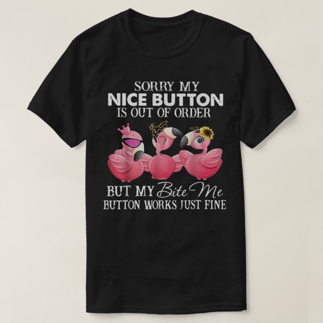 Camiseta Flamingo Cuerdo Pero Mi Botón Bite Me Funciona Ju (Diseño del anverso)