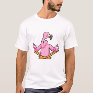 Camiseta Flamingo en el yoga en las piernas cruzadas