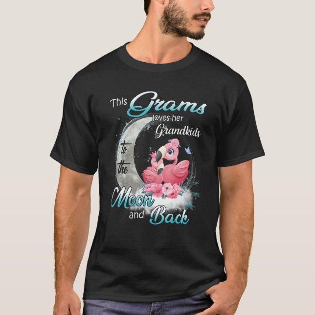 Camiseta Flamingo This Grams Loves Her Grandkids To The Moo (Anverso)