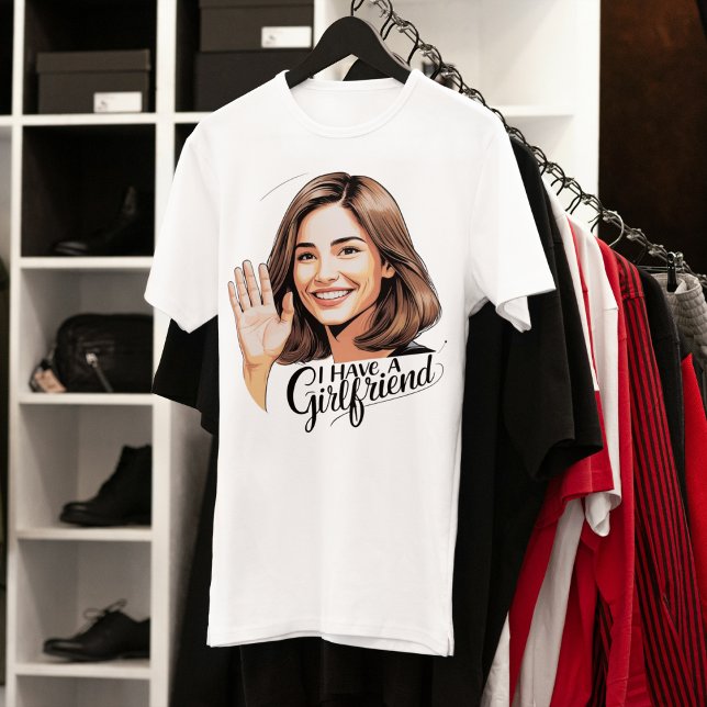 Camiseta Flex de baja llave: "Tengo una novia" Ilustrado (Low-Key Flex: "I Have A Girlfriend" Illustrated Tee I Birthday Depot)