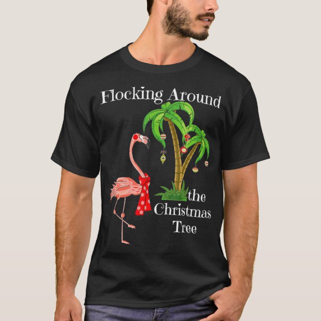 Camiseta Flocking Around The Christmas Tree Flamingo With P (Anverso)