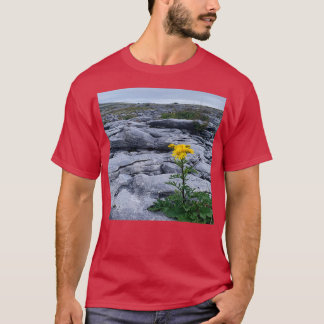 Camiseta Flor amarilla crece a través de las rocas