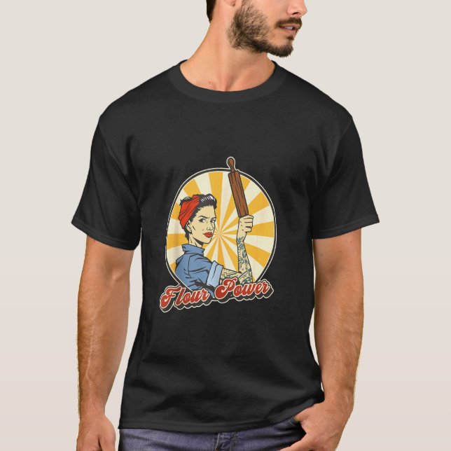 Camiseta Flor de Baker Powers Mujer sosteniendo una mujer d (Anverso)