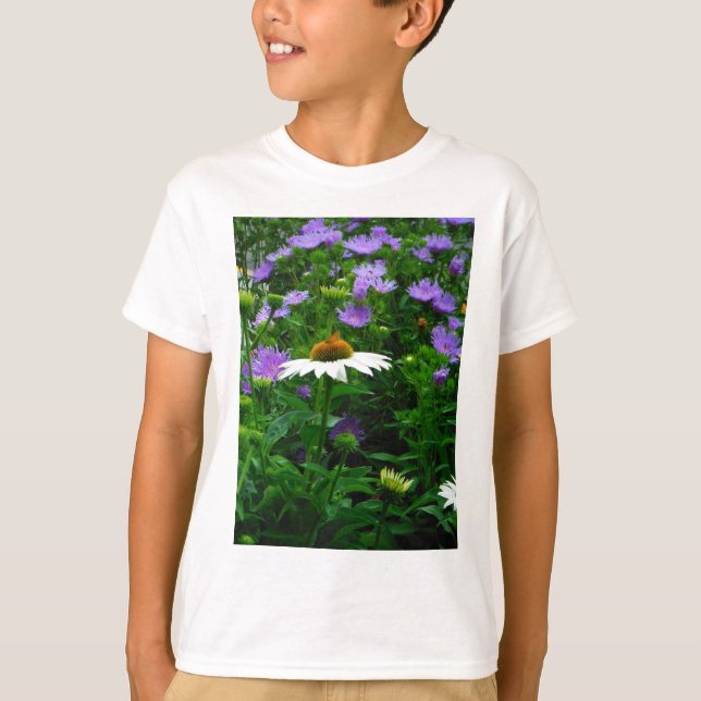Camiseta Flor de cono blanco, flores moradas y polilla (Anverso)