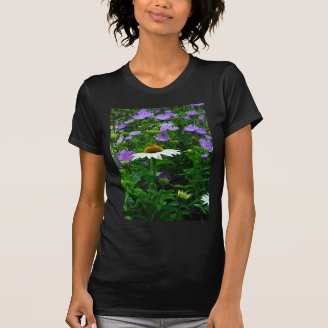 Camiseta Flor de cono blanco, flores moradas y polilla (Anverso)