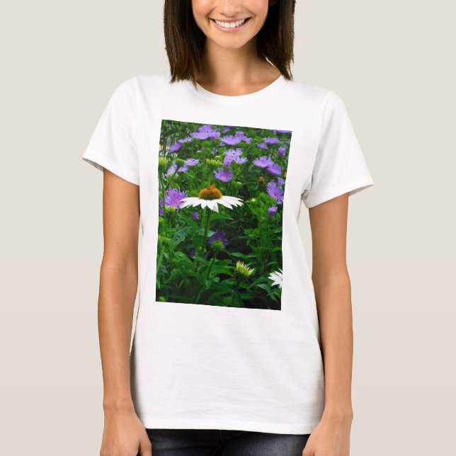 Camiseta Flor de cono blanco, flores moradas y polilla (Anverso)