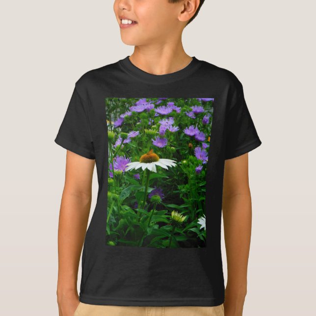 Camiseta Flor de cono blanco, flores moradas y polilla (Anverso)