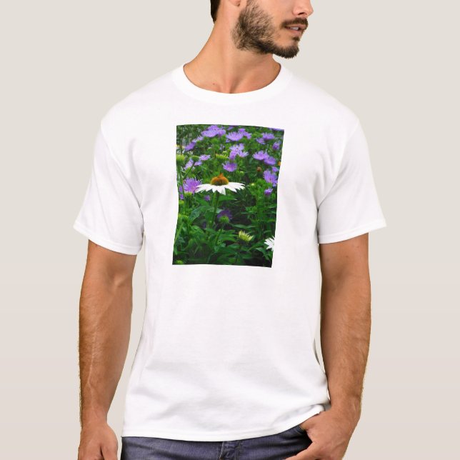 Camiseta Flor de cono blanco, flores moradas y polilla (Anverso)