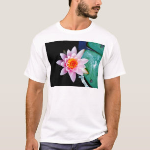 Camiseta Flor de lirio de agua rosada y naranja caliente