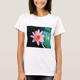 Camiseta Flor de lirio de agua rosada y naranja caliente