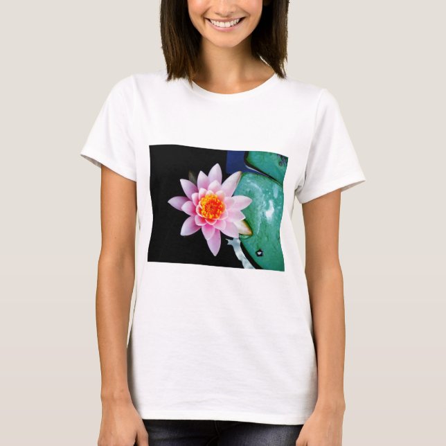 Camiseta Flor de lirio de agua rosada y naranja caliente (Anverso)