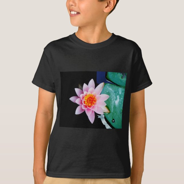 Camiseta Flor de lirio de agua rosada y naranja caliente (Anverso)